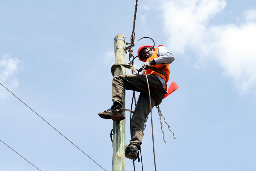 Những sợi dây cáp cuối cùng được kéo, bảo đảm băng thông tốt nhất cho mạng lưới tại Tanzania. (Ảnh: T.H/Vietnam+