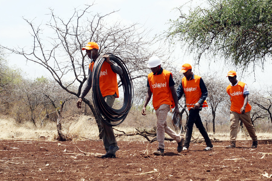 Halotel là mạng di động có tốc độ đầu tư hạ tầng nhanh nhất trong số các quốc gia Viettel từng kinh doanh. Sau một năm, Viettel đã xây dựng và phát sóng gần 2.500 trạm BTS (2G và 3G) cùng 18.000 km cáp quang. (Ảnh: T.H/Vietnam+)