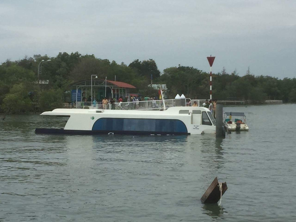 Hiện trường chiếc tàu cao tốc bị chìm ở bến Tắc Suất, huyện Cần Giờ. (Ảnh: Linh Sơn/TTXVN)