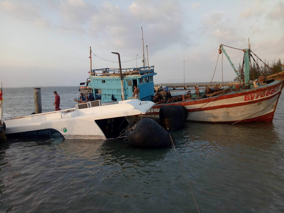 Tàu cao tốc của công ty Greenlines DP đang được tiến hành trục vớt vào chiều 8/4.(Ảnh: Linh Sơn/TTXVN)