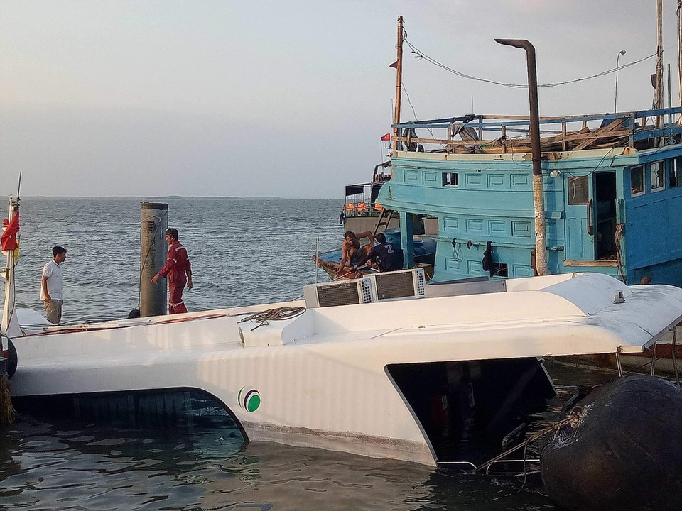 Tàu cao tốc của công ty Greenlines DP đang được tiến hành trục vớt vào chiều 8/4.(Ảnh: Linh Sơn/TTXVN)