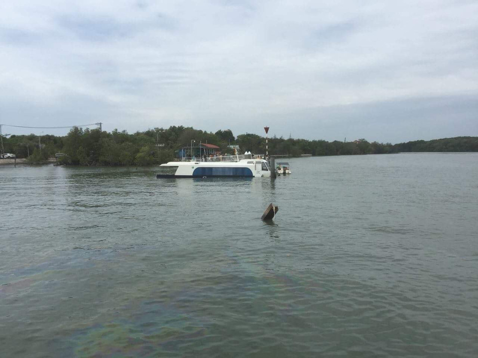 Hiện trường chiếc tàu cao tốc bị chìm ở bến Tắc Suất, huyện Cần Giờ. (Ảnh: Linh Sơn/TTXVN)