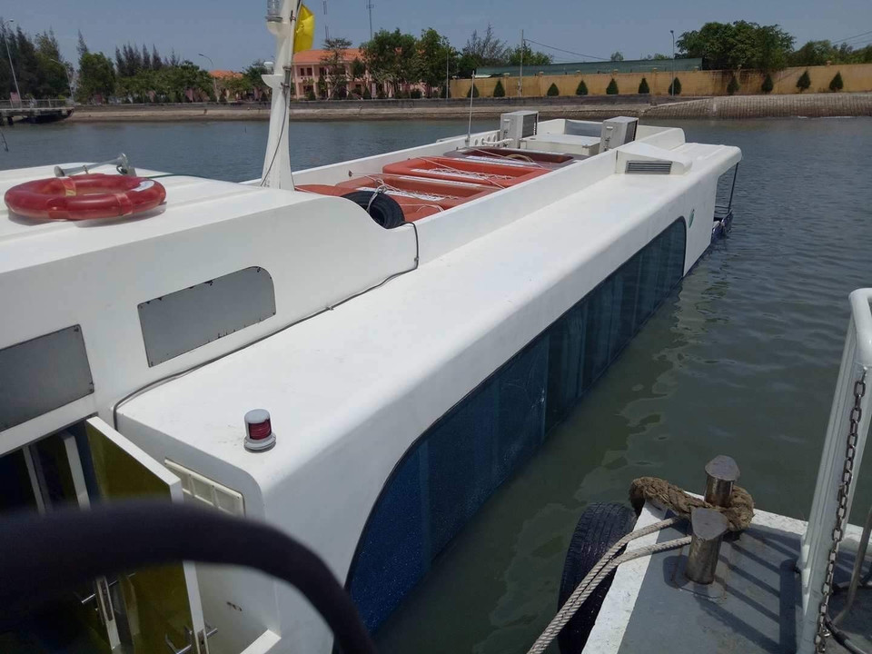 Hiện trường chiếc tàu cao tốc bị chìm ở bến Tắc Suất, huyện Cần Giờ. (Ảnh: Linh Sơn/TTXVN)