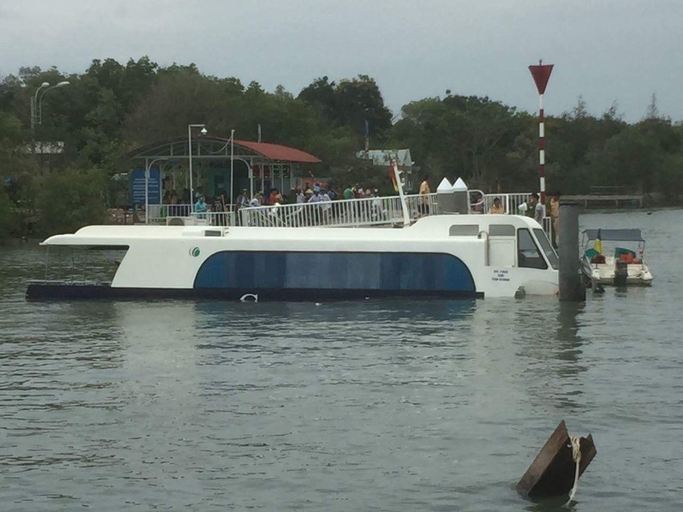 Hiện trường chiếc tàu cao tốc bị chìm ở bến Tắc Suất, huyện Cần Giờ. (Ảnh: Linh Sơn/TTXVN)