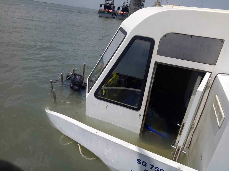 Hiện trường chiếc tàu cao tốc bị chìm ở bến Tắc Suất, huyện Cần Giờ. (Ảnh: Linh Sơn/TTXVN)