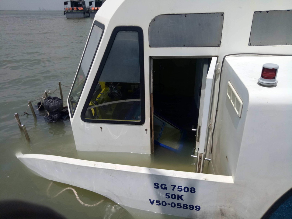 Hiện trường chiếc tàu cao tốc bị chìm ở bến Tắc Suất, huyện Cần Giờ. (Ảnh: Linh Sơn/TTXVN)