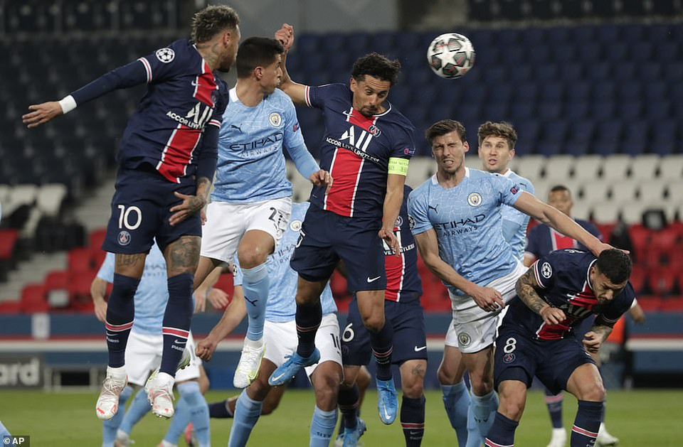 Từ tình huống đá phạt, Di Maria chuyền bóng chuẩn xác để Marquinhos băng vào đánh đầu tung lưới Man City. (Nguồn: AP)