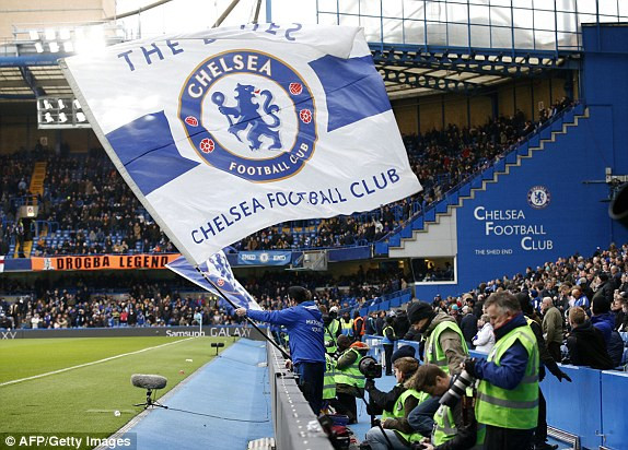 Người hâm mộ Chelsea chờ đợi chiến thắng của đội nhà.