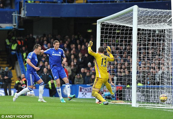 ... sau pha đệm bóng dễ dàng của John Terry ở phút 31.