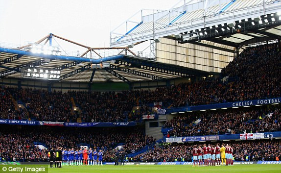 Hai đội làm thủ tục thi đấu.