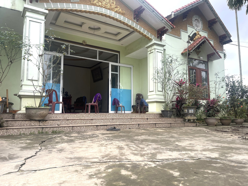 Những vết nứt hàng chục mét chạy dọc sân nhà bà Nguyễn Thanh Bình, thôn Đình Xây, xã Báo Đáp (Trấn Yên, Yên Bái). (Ảnh: Tuấn Anh/TTXVN)