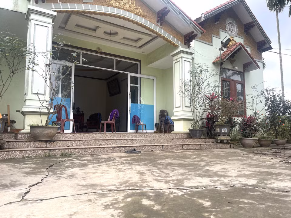 Những vết nứt hàng chục mét chạy dọc sân nhà bà Nguyễn Thanh Bình, thôn Đình Xây, xã Báo Đáp (Trấn Yên, Yên Bái). (Ảnh: Tuấn Anh/TTXVN)