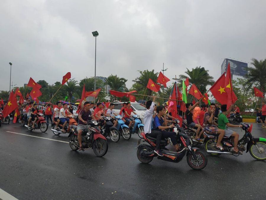 Nhiều người hâm mộ đã bất chấp cơn mưa tại Nội Bài chờ đón đội Olympic Việt Nam.(Ảnh: PV/Vietnam+)