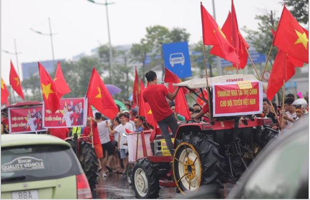  Những chiếc máy cày đã khiến đám đông hàng nghìn người reo hò phấn khích. (Ảnh: PV/Vietnam+)