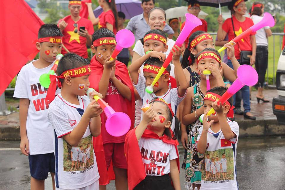 Nhiều cổ động viên nhí chào đón đội tuyển Olympic Việt Nam đặt chân xuống sân bay Nội Bài sau thành tích lọt vào top 4 tại ASIAD 2018 tại Indonesia. (Ảnh: PV/Vietnam+)