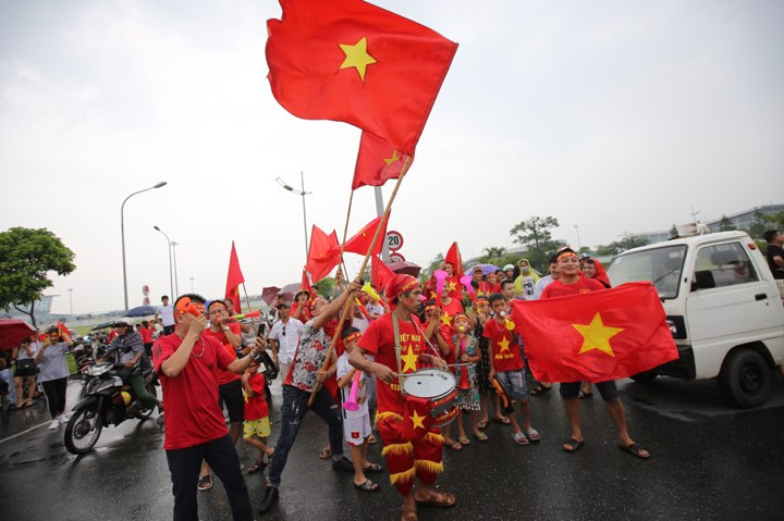 Sự cuồng nhiệt của người hâm mộ đối với tuyển Olympic Việt Nam. (Ảnh: PV/Vietnam+)