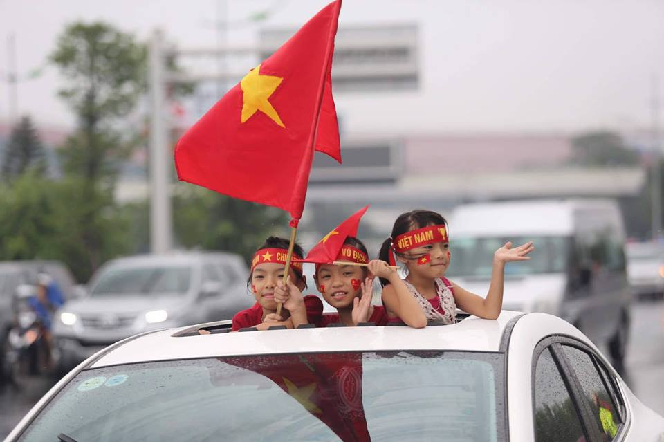 Nhiều cổ động viên nhí chờ đón đội tuyển Olympic Việt Nam đặt chân xuống sân bay Nội Bài sau thành tích lọt vào top 4 tại ASIAD 2018 tại Indonesia. (Ảnh: PV/Vietnam+)