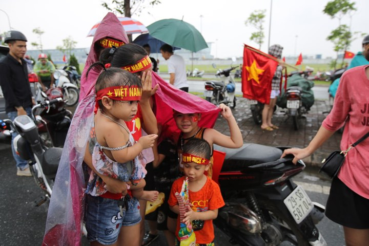 Một số cháu nhỏ được bố mẹ dẫn đi tham dự sự kiện vốn là niềm vui, tự hào của cả nước sau chiến tích lịch sử của đội Olympic Việt Nam tại ASIAD lần này. (Ảnh: PV/Vietnam+)