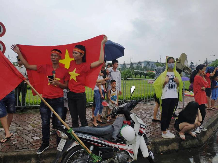 Những lá cờ Tổ quốc luôn đồng hành cùng đội tuyển ở các sự kiện thể thao. (Ảnh: PV/Vietnam+)