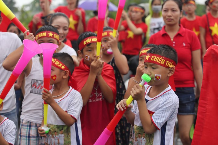Các em nhỏ vẫn đang háo hức được gặp tuyển thủ. (Ảnh: PV/Vietnam+)