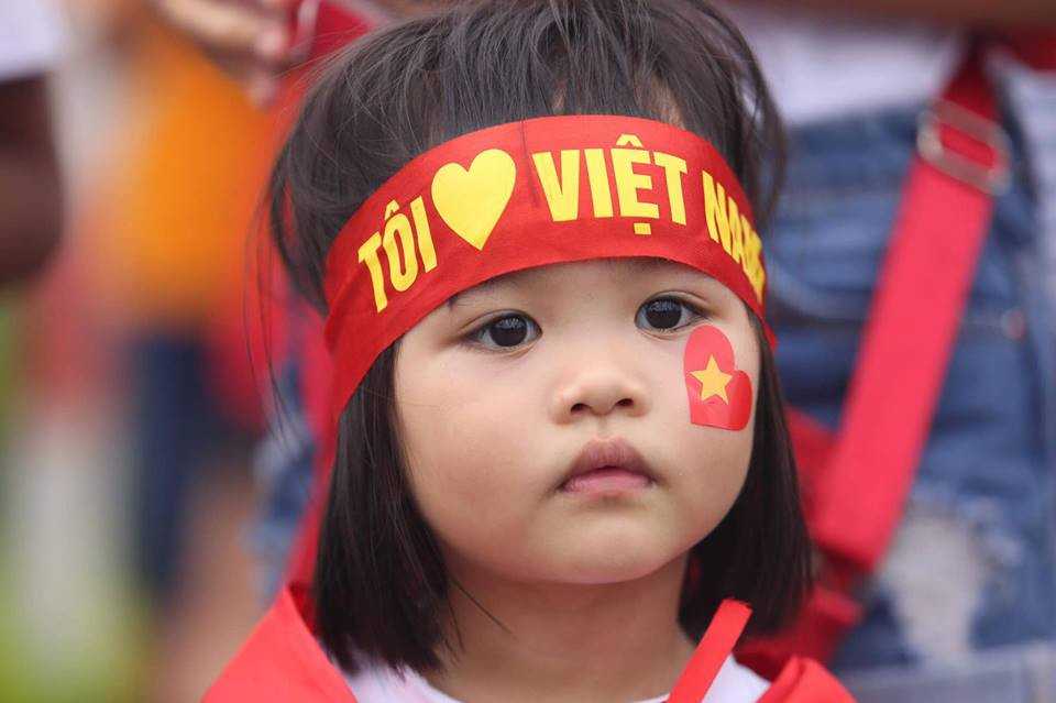 Nhiều cổ động viên nhí được bố mẹ và gia đình ‘cõng” theo để chào đón đội tuyển Olympic Việt Nam đặt chân xuống sân bay Nội Bài sau thành tích lọt vào top 4 tại ASIAD 2018 tại Indonesia. (Ảnh: PV/Vietnam+)