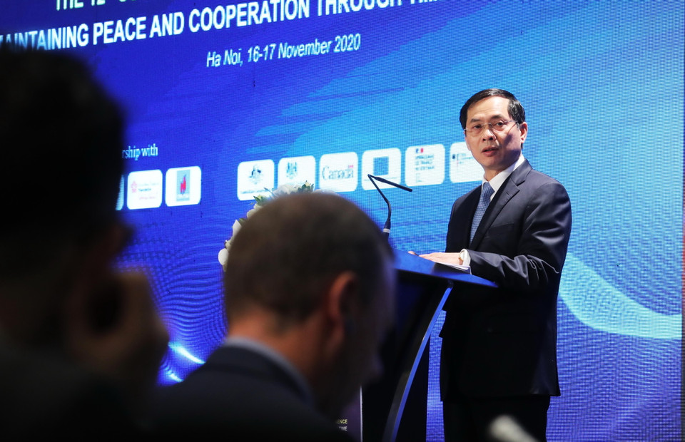 Thứ trưởng Thường trực Bộ Ngoại giao Bùi Thanh Sơn phát biểu tại Hội thảo khoa học quốc tế về biển Đông lần thứ 12. (Ảnh: Lâm Khánh/TTXVN)