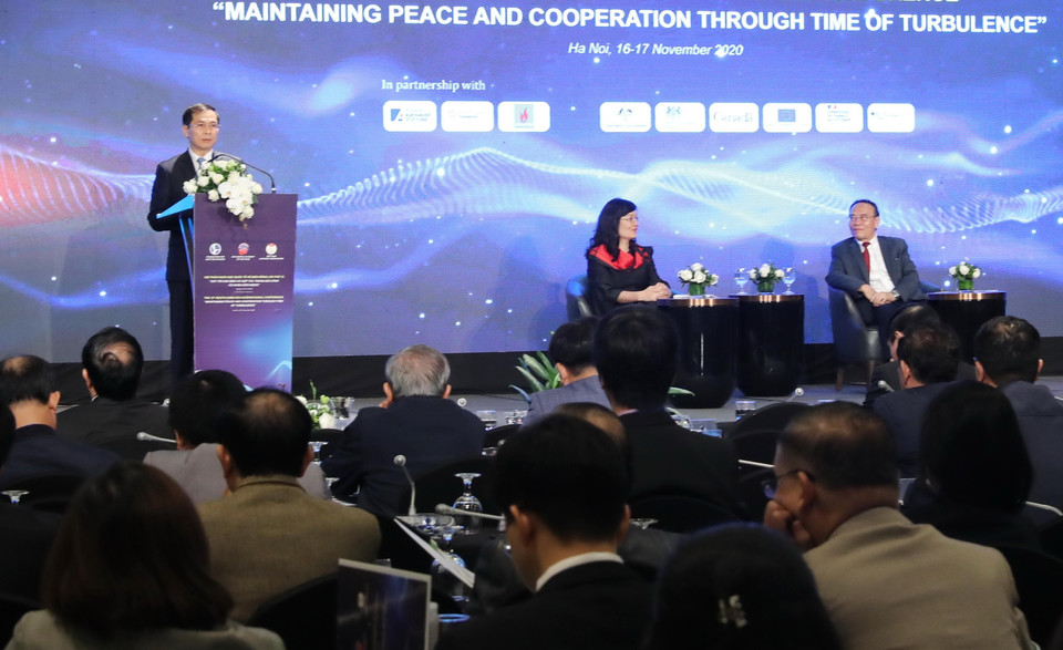 Thứ trưởng Thường trực Bộ Ngoại giao Bùi Thanh Sơn phát biểu tại Hội thảo khoa học quốc tế về biển Đông lần thứ 12. (Ảnh: Lâm Khánh/TTXVN)