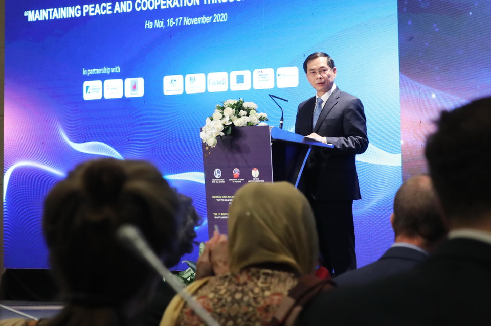 Thứ trưởng Thường trực Bộ Ngoại giao Bùi Thanh Sơn phát biểu tại Hội thảo khoa học quốc tế về biển Đông lần thứ 12. (Ảnh: Lâm Khánh/TTXVN)