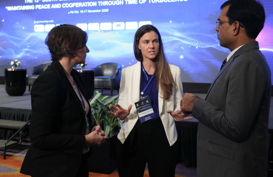 Các chuyên gia, học giả quốc tế trao đổi bên lề Hội thảo khoa học quốc tế về biển Đông lần thứ 12. (Ảnh: Lâm Khánh/TTXVN)