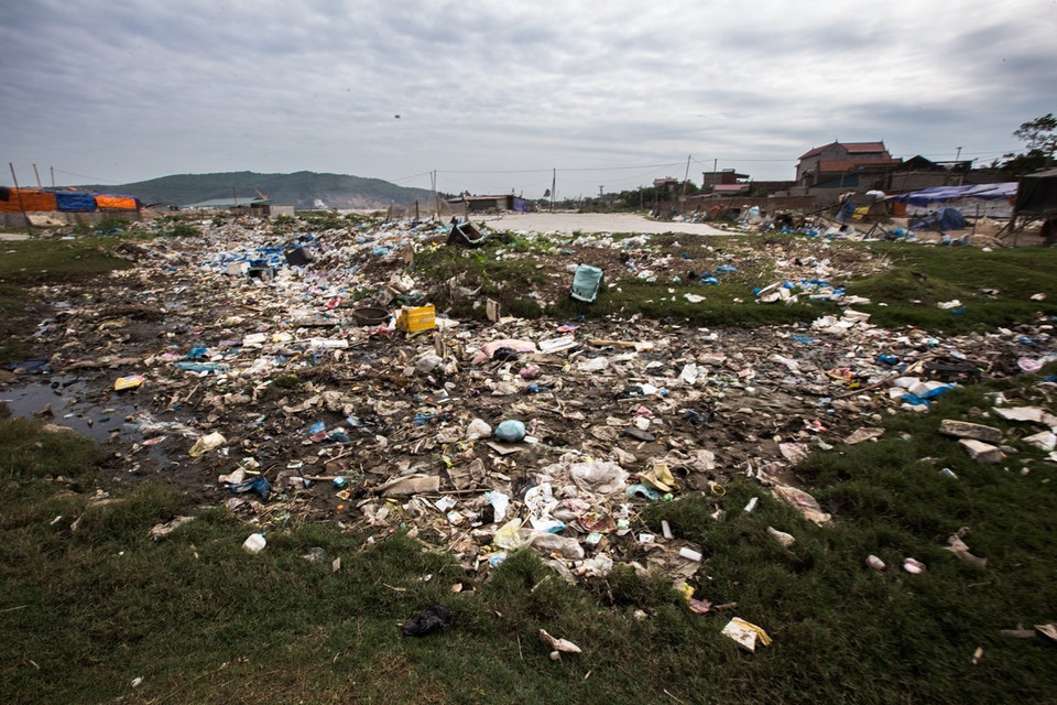 Rác thải xuất hiện đầy trên khu vực gần biển, từ rác thải rắn, lỏng, túi nilông, xác súc động vật đủ các loại, ruồi nhặng bâu đầy, bốc mùi hôi thối nồng nặc, vừa ảnh hưởng tới môi trường sống hàng ngày của người dân, vừa đe dọa nguồn sinh lợi từ biển. (Ảnh: Trọng Đạt/TTXVN)