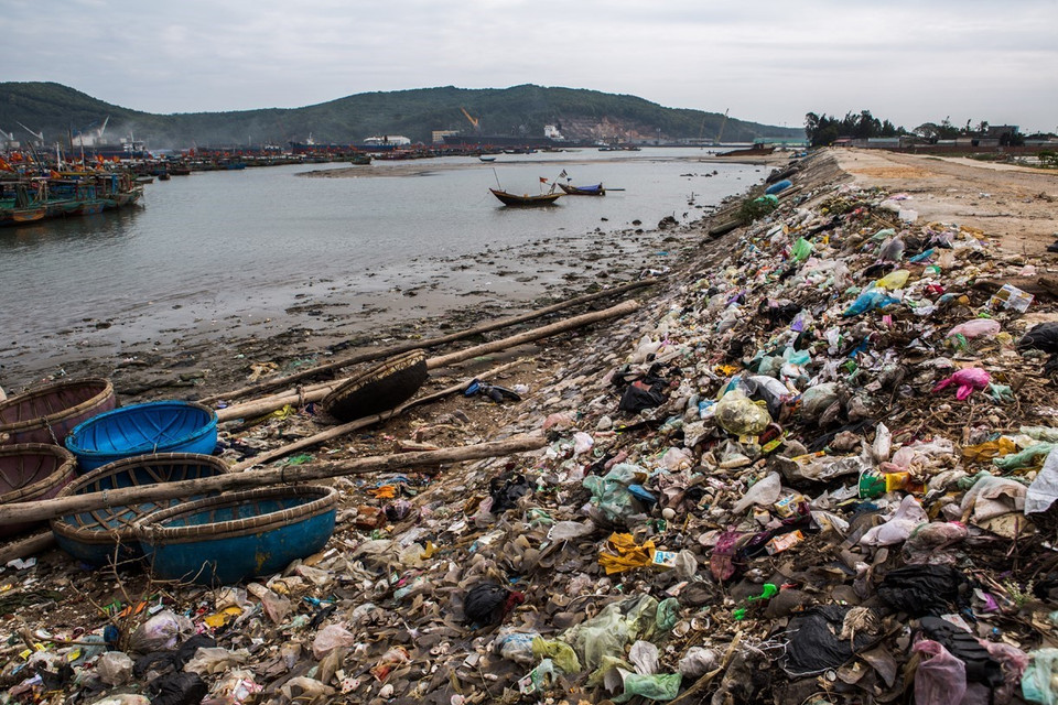 Rác thải xuất hiện đầy trên đê biển thuộc địa phận xã Hải Hà. (Ảnh: Trọng Đạt/TTXVN)