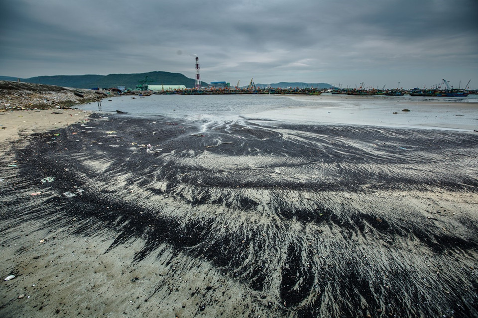 Khu vực biển xã Hải Hà, Tĩnh Gia khi nước rút để lại những chất thải màu đen kịt gây ảnh hưởng môi trường biển nghiêm trọng. (Ảnh: Trọng Đạt/TTXVN)
