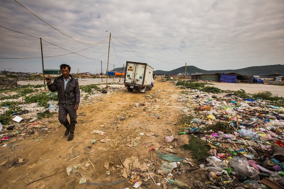 Rác thải xuất hiện đầy trên khu vực gần biển, từ rác thải rắn, lỏng, túi nilông, xác súc động vật đủ các loại, ruồi nhặng bâu đầy, bốc mùi hôi thối nồng nặc, vừa ảnh hưởng tới môi trường sống hàng ngày của người dân, vừa đe dọa nguồn sinh lợi từ biển. (Ảnh: Trọng Đạt/TTXVN)