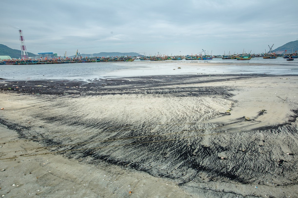 Khu vực biển xã Hải Hà, Tĩnh Gia khi nước rút để lại những chất thải màu đen kịt gây ảnh hưởng môi trường biển nghiêm trọng. (Ảnh: Trọng Đạt/TTXVN)
