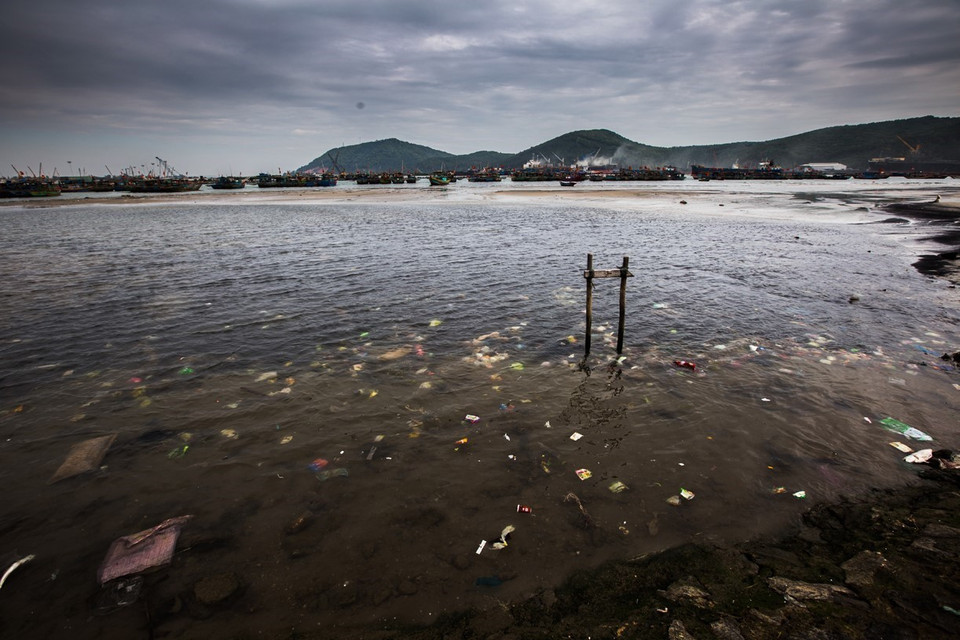 Rác thải trôi nổi trong nước biển thuộc địa phận xã Hải Hà. (Ảnh: Trọng Đạt/TTXVN)