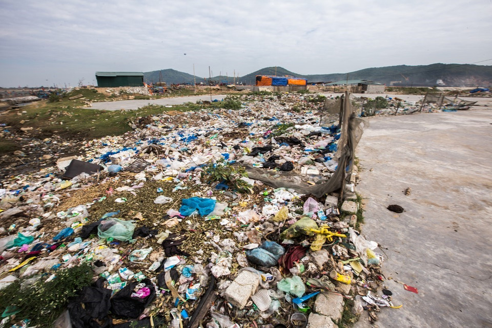 Rác thải xuất hiện đầy trên khu vực gần biển, từ rác thải rắn, lỏng, túi nilông, xác súc động vật đủ các loại, ruồi nhặng bâu đầy, bốc mùi hôi thối nồng nặc, vừa ảnh hưởng tới môi trường sống hàng ngày của người dân, vừa đe dọa nguồn sinh lợi từ biển. (Ảnh: Trọng Đạt/TTXVN)