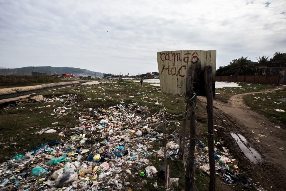 Rác thải xuất hiện đầy trên khu vực gần biển, từ rác thải rắn, lỏng, túi nilông, xác súc động vật đủ các loại, ruồi nhặng bâu đầy, bốc mùi hôi thối nồng nặc, vừa ảnh hưởng tới môi trường sống hàng ngày của người dân, vừa đe dọa nguồn sinh lợi từ biển. (Ảnh: Trọng Đạt/TTXVN)