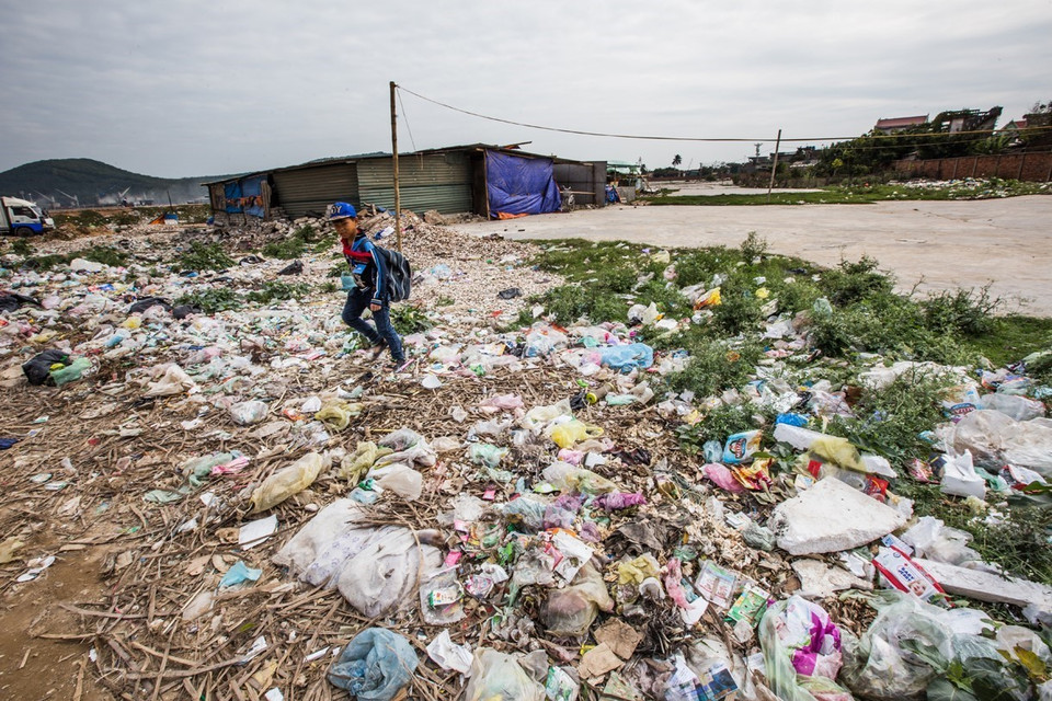 Rác thải xuất hiện đầy trên khu vực gần biển, từ rác thải rắn, lỏng, túi nilông, xác súc động vật đủ các loại, ruồi nhặng bâu đầy, bốc mùi hôi thối nồng nặc, vừa ảnh hưởng tới môi trường sống hàng ngày của người dân, vừa đe dọa nguồn sinh lợi từ biển. (Ảnh: Trọng Đạt/TTXVN)