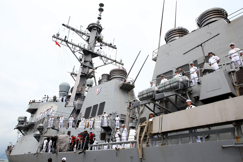 Tàu USS Fitzgerald (DDG 62) cùng các sỹ quan và thủy thủ đoàn cập cảng Tiên Sa. (Ảnh: Trần Lê Lâm/TTXVN)