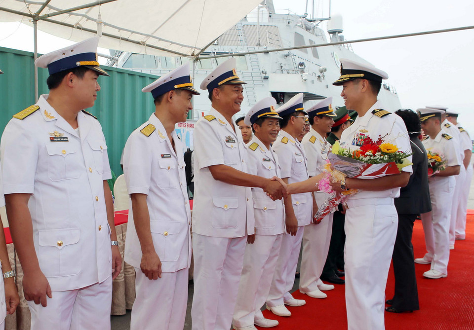 Lễ đón sỹ quan và thủy thủ hai tàu Hải quân Hoa Kỳ tại cảng Tiên Sa. (Ảnh: Trần Lê Lâm/TTXVN)