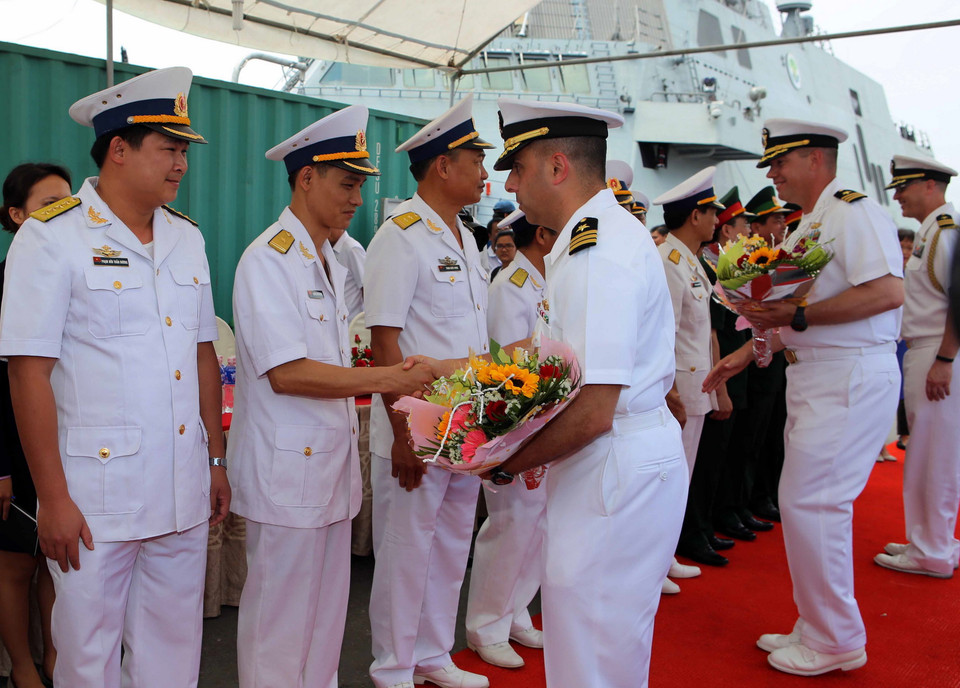 Lễ đón sỹ quan và thủy thủ hai tàu Hải quân Hoa Kỳ tại cảng Tiên Sa. (Ảnh: Trần Lê Lâm/TTXVN)