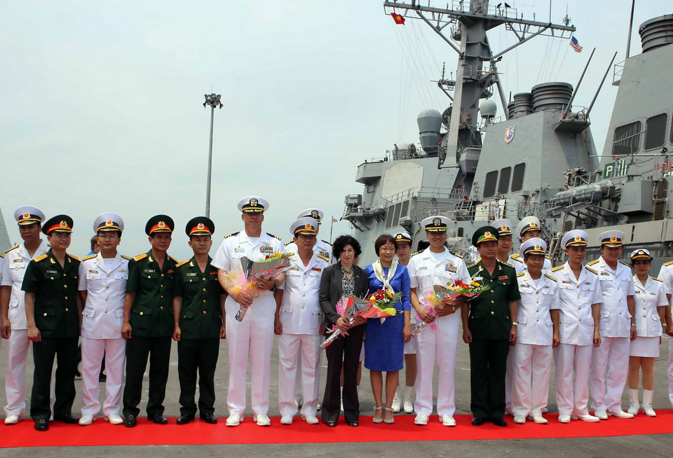 Sỹ quan và thủy thủ Hải quân hai nước tại lễ đón tàu Hải quân Hoa Kỳ. (Ảnh: Trần Lê Lâm/TTXVN)