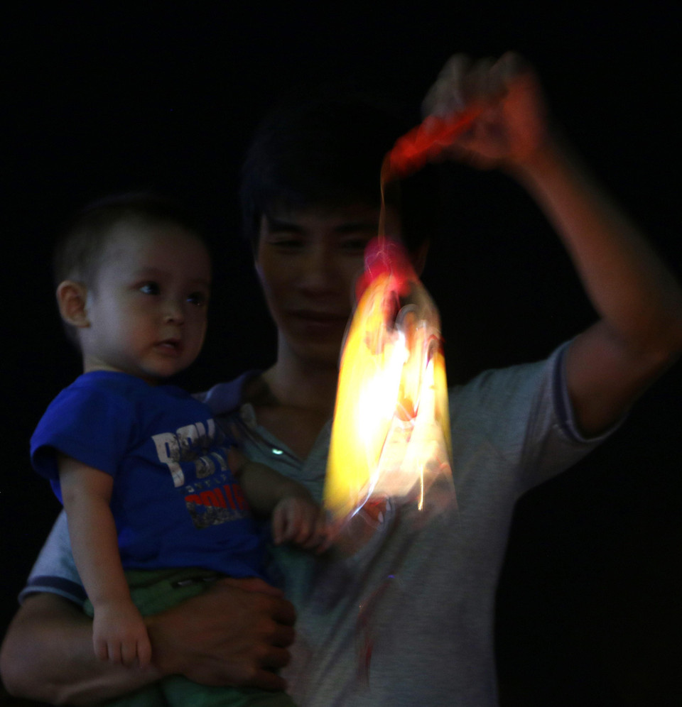 Cha và con trai đi chơi Trung thu tại công viên Kè Xà No. (Ảnh: Duy Khương/TTXVN)