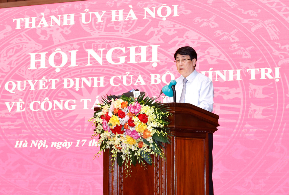 Đồng chí Lương Cường, Ủy viên Bộ Chính trị, Thường trực Ban Bí thư phát biểu giao nhiệm vụ cho đồng chí Bùi Thị Minh Hoài, Bí thư Thành ủy Hà Nội nhiệm kỳ 2020-2025. (Ảnh: Doãn Tấn/TTXVN)