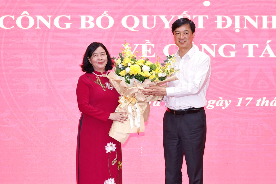 Đồng chí Nguyễn Duy Ngọc, Ủy viên Trung ương Đảng, Chánh Văn phòng Trung ương Đảng tặng hoa chúc mừng đồng chí Bùi Thị Minh Hoài. (Ảnh: Doãn Tấn/TTXVN)