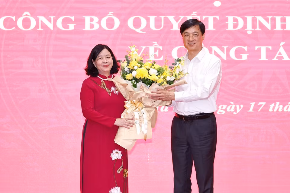 Đồng chí Nguyễn Duy Ngọc, Ủy viên Trung ương Đảng, Chánh Văn phòng Trung ương Đảng tặng hoa chúc mừng đồng chí Bùi Thị Minh Hoài. (Ảnh: Doãn Tấn/TTXVN)