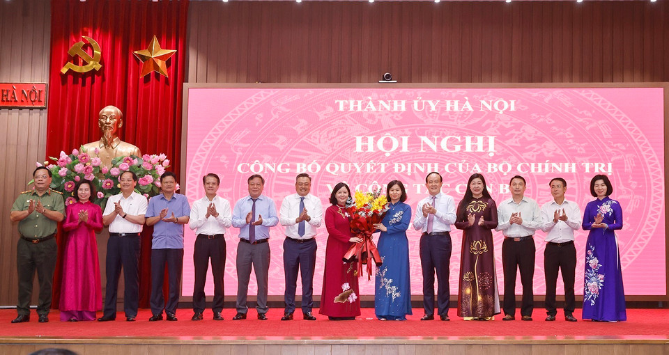 Các đồng chí trong Ban Thường vụ Thành ủy Hà Nội tặng hoa chúc mừng đồng chí Bùi Thị Minh Hoài. (Ảnh: Doãn Tấn/TTXVN)