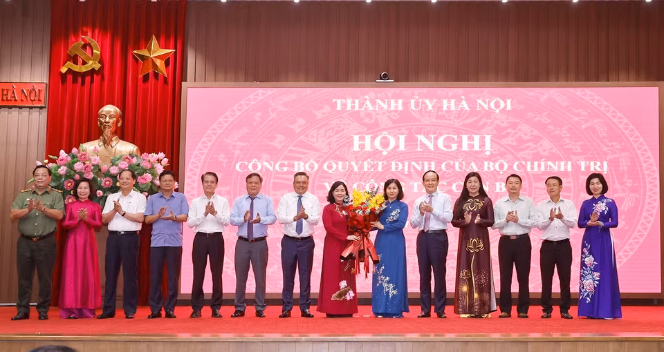 Các đồng chí trong Ban Thường vụ Thành ủy Hà Nội tặng hoa chúc mừng đồng chí Bùi Thị Minh Hoài. (Ảnh: Doãn Tấn/TTXVN)