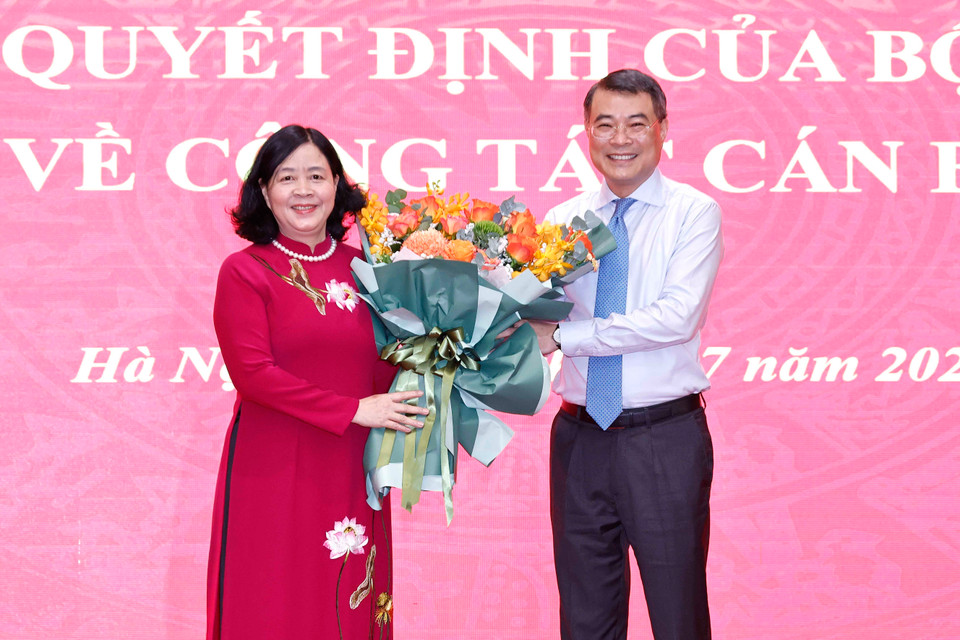 Đồng chí Lê Minh Hưng, Ủy viên Bộ Chính trị, Bí thư Trung ương Đảng, Trưởng Ban Tổ chức Trung ương tặng hoa chúc mừng đồng chí Bùi Thị Minh Hoài. (Ảnh: Doãn Tấn/ TTXVN)
