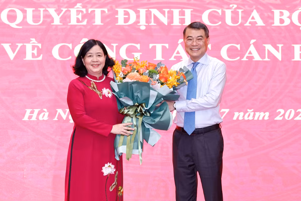 Đồng chí Lê Minh Hưng, Ủy viên Bộ Chính trị, Bí thư Trung ương Đảng, Trưởng Ban Tổ chức Trung ương tặng hoa chúc mừng đồng chí Bùi Thị Minh Hoài. (Ảnh: Doãn Tấn/ TTXVN)